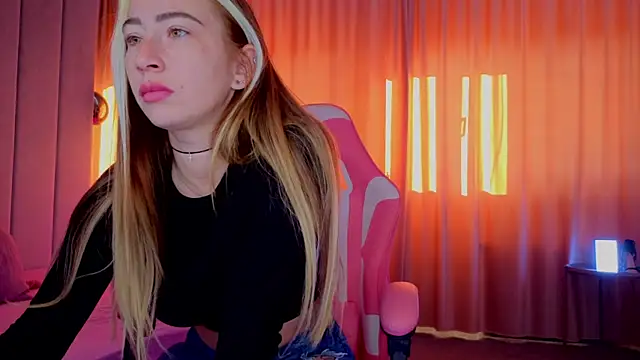 Reina Cummings online show from 11.02.25