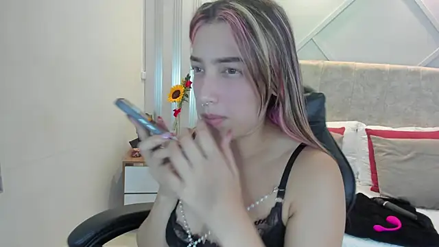 Snapshot of nami_sweet_ chatting on 09.19.25 nami sweet online show from 09.19.25