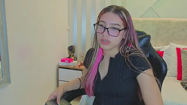 Snapshot of nami_sweet_ chatting on 11.08.25 nami sweet online show from 11.08.25