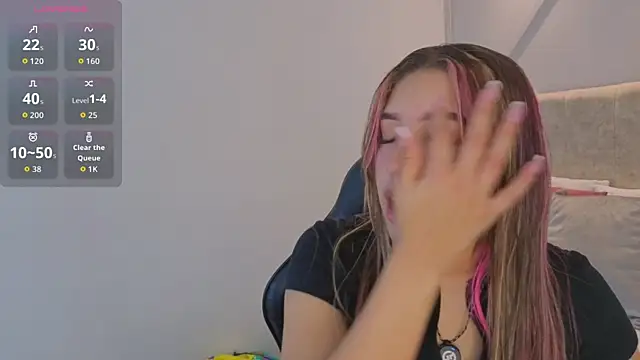 Snapshot of nami_sweet_ chatting on 11.18.25 nami sweet online show from 11.18.25