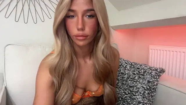 Snapshot of KENNIEXROSE chatting on 02.19.26 KENNIEXROSE online show from 02.19.26