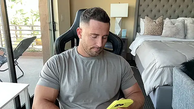 brettmycles28 online show from 10.22.25