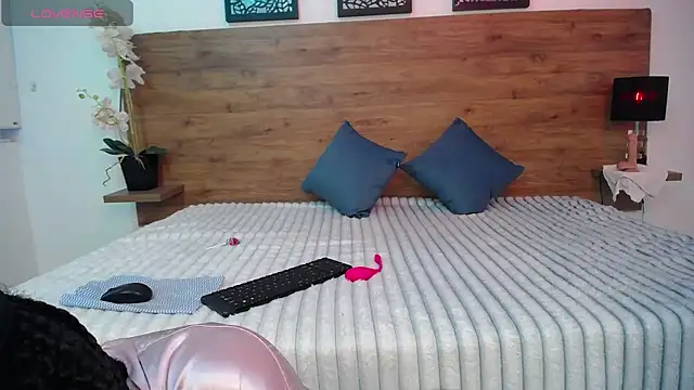 Snapshot of AlexandraCambell chatting on 09.29.25 AlexandraCambell online show from 09.29.25