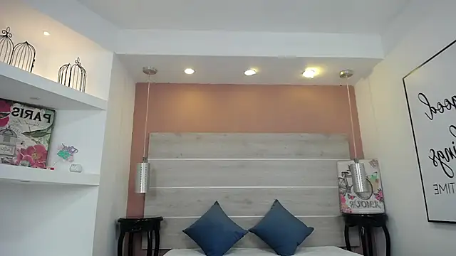 Snapshot of AlexandraCambell chatting on 10.29.25 AlexandraCambell online show from 10.29.25