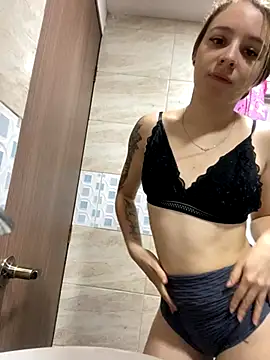 Snapshot of karla-thomsom10 chatting on 10.15.25 karla-thomsom10 online show from 10.15.25