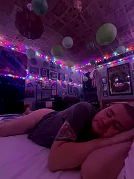 Snapshot of WriggleQuest chatting on 11.08.25 WriggleQuest online show from 11.08.25