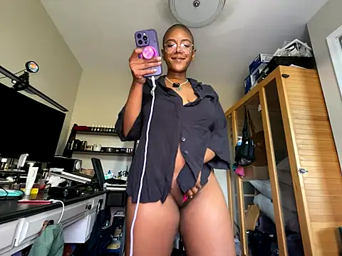 Snapshot of aliasyourfav chatting on 10.19.25 aliasyourfav online show from 10.19.25