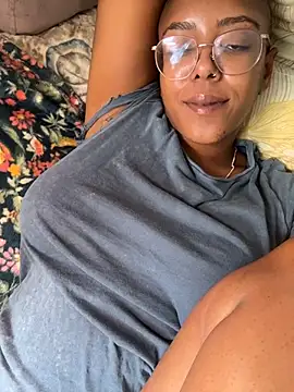 Snapshot of aliasyourfav chatting on 11.09.25 aliasyourfav online show from 11.09.25