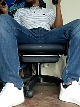 Snapshot of Bosssweet22cm chatting on 11.25.25 Bosssweet22cm online show from 11.25.25