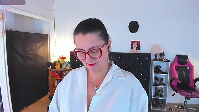 Snapshot of D_Martii chatting on 11.21.25 D Martii online show from 11.21.25