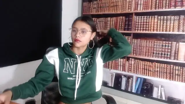 Snapshot of SofieLove_01 chatting on 09.10.25 SofieLove 01 online show from 09.10.25