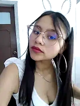 Snapshot of SofieLove_01 chatting on 10.17.25 SofieLove 01 online show from 10.17.25