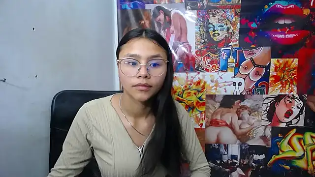 Snapshot of SofieLove_01 chatting on 10.24.25 SofieLove 01 online show from 10.24.25