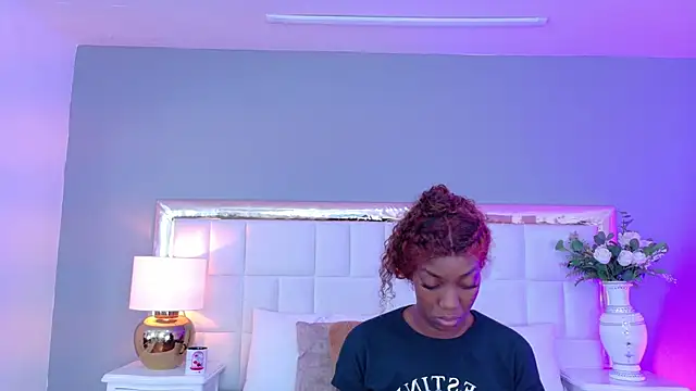 Snapshot of MadeleineHocker chatting on 10.11.25 MadeleineHocker online show from 10.11.25