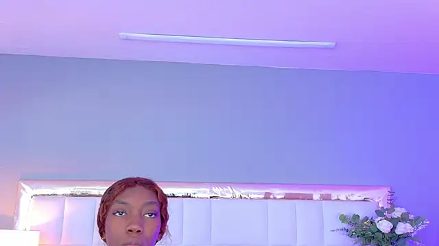 Snapshot of MadeleineHocker chatting on 10.18.25 MadeleineHocker online show from 10.18.25