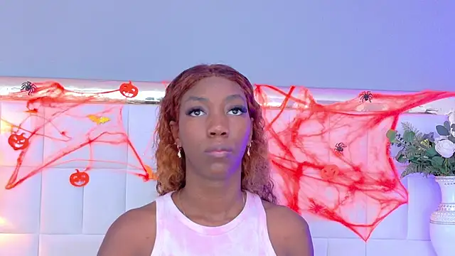 Snapshot of MadeleineHocker chatting on 10.22.25 MadeleineHocker online show from 10.22.25