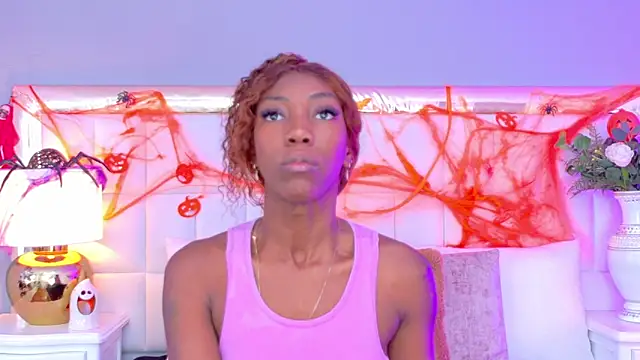 Snapshot of MadeleineHocker chatting on 10.28.25 MadeleineHocker online show from 10.28.25