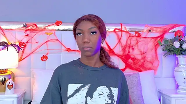 Snapshot of MadeleineHocker chatting on 10.30.25 MadeleineHocker online show from 10.30.25