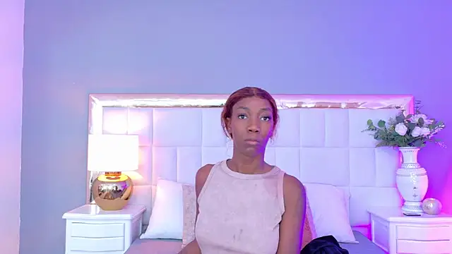 Snapshot of MadeleineHocker chatting on 11.12.25 MadeleineHocker online show from 11.12.25