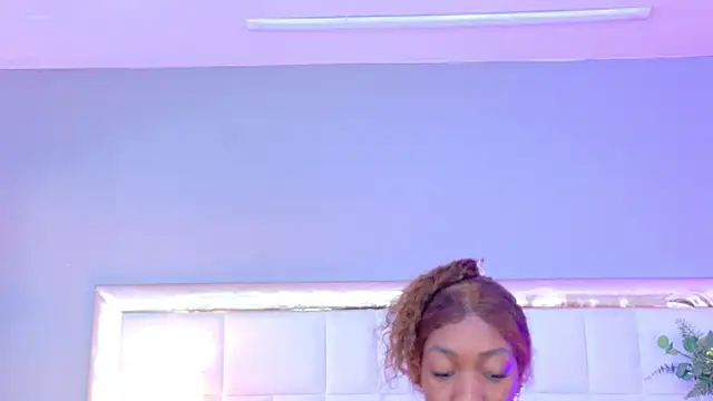 Snapshot of MadeleineHocker chatting on 11.21.25 MadeleineHocker online show from 11.21.25