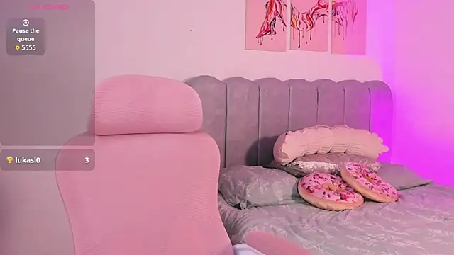 Snapshot of DafneVega chatting on 12.04.25 DafneVega online show from 12.04.25