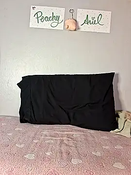 PeachyAriel online show from 04.17.26