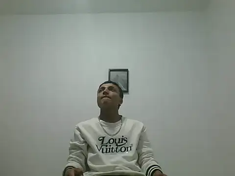 Snapshot of yissus_20_ chatting on 11.25.25 yissus 20 online show from 11.25.25