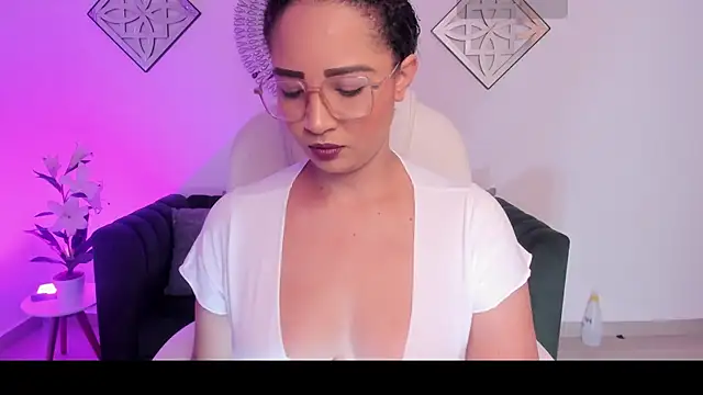 Snapshot of Sharon_breezee chatting on 10.17.25 Sharon breezee online show from 10.17.25