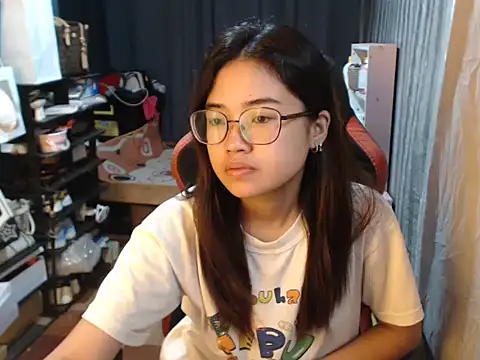 Snapshot of urhoneybunny25 chatting on 10.10.25 urhoneybunny25 online show from 10.10.25