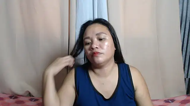Snapshot of joanpetite chatting on 10.05.25 joanpetite online show from 10.05.25