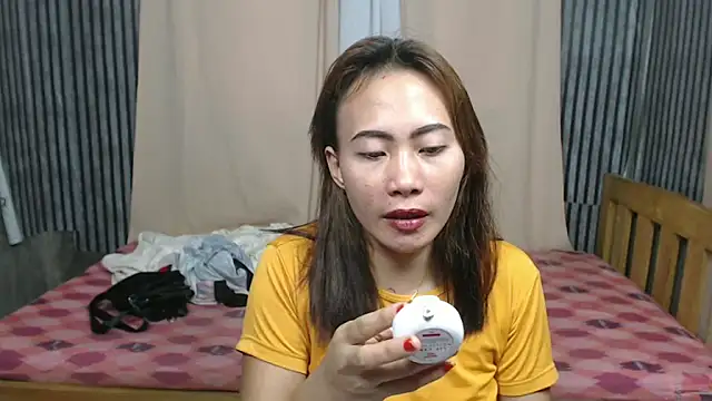 Snapshot of joanpetite chatting on 10.11.25 joanpetite online show from 10.11.25