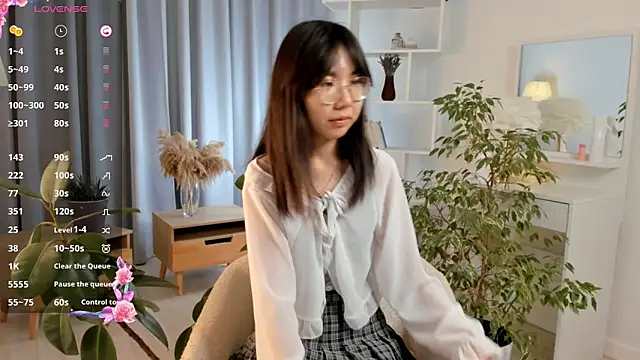 UdelaDodson online show from 10.04.25