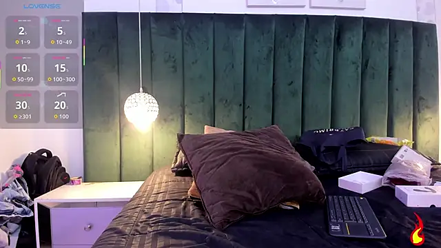 Snapshot of PaulinaGame chatting on 11.08.25 PaulinaGame online show from 11.08.25