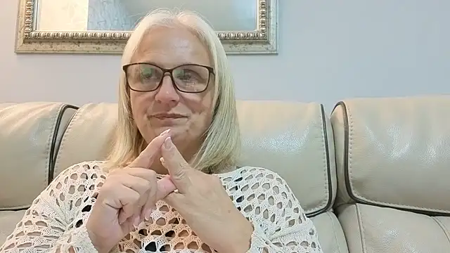 Snapshot of Velvet-Secrets chatting on 09.20.25 Velvet-Secrets online show from 09.20.25