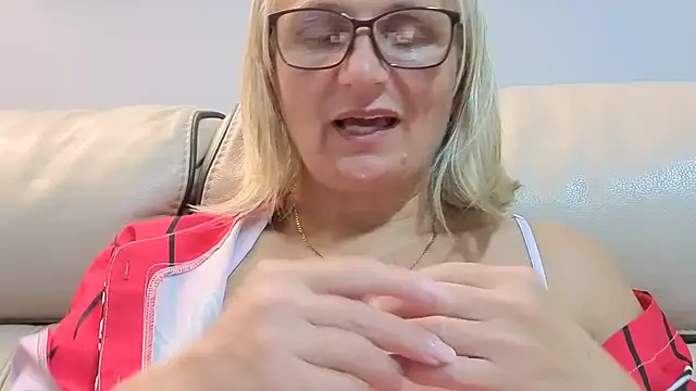 Snapshot of Velvet-Secrets chatting on 09.27.25 Velvet-Secrets online show from 09.27.25