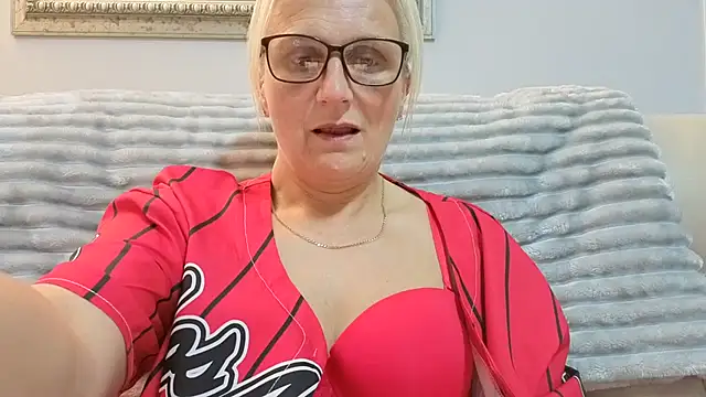 Snapshot of Velvet-Secrets chatting on 10.08.25 Velvet-Secrets online show from 10.08.25