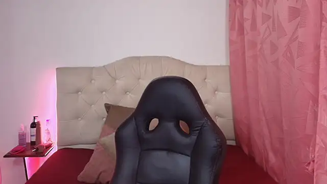 lailahdark online show from 10.17.25