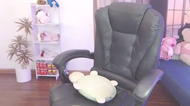 Snapshot of Suzie_Wet_Cave chatting on 10.12.25 Suzie Wet Cave online show from 10.12.25