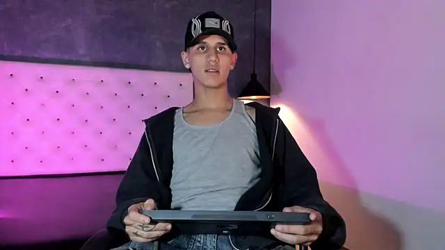 Snapshot of _realwav chatting on 10.17.25 realwav online show from 10.17.25