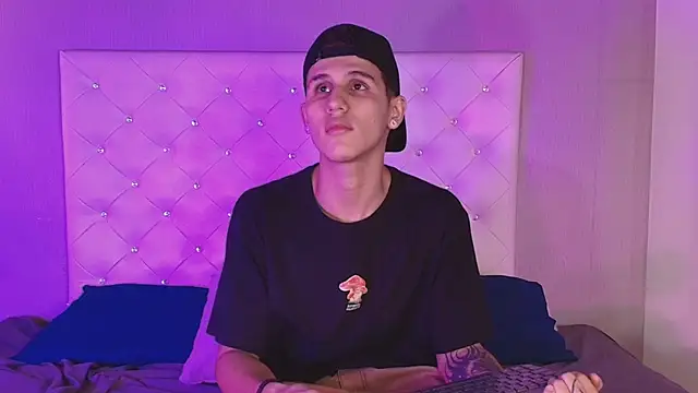 Snapshot of _realwav chatting on 10.28.25 realwav online show from 10.28.25