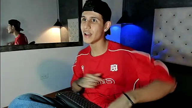 Snapshot of _realwav chatting on 11.07.25 realwav online show from 11.07.25