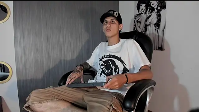 Snapshot of _realwav chatting on 11.08.25 realwav online show from 11.08.25