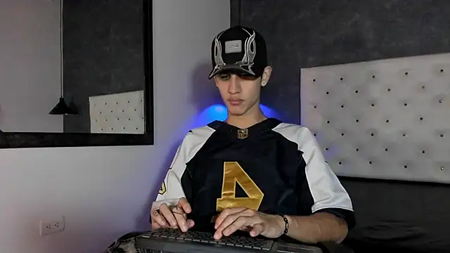 Snapshot of _realwav chatting on 11.22.25 realwav online show from 11.22.25