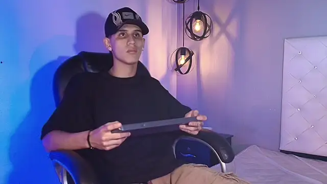 Snapshot of _realwav chatting on 12.14.25 realwav online show from 12.14.25