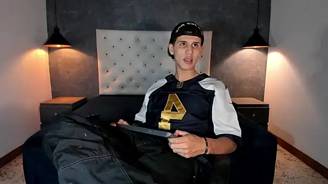 Snapshot of _realwav chatting on 12.18.25 realwav online show from 12.18.25