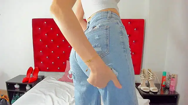 Snapshot of PleasureJasmine chatting on 05.27.26 PleasureJasmine online show from 05.27.26