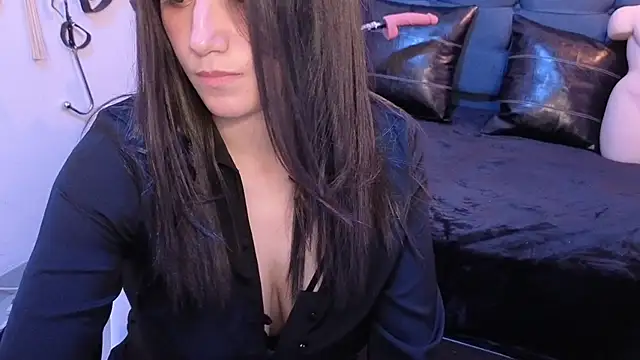 elowen halley1 online show from 10.17.25