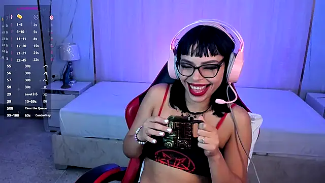 Snapshot of Nyveth chatting on 11.10.25 Nyveth online show from 11.10.25