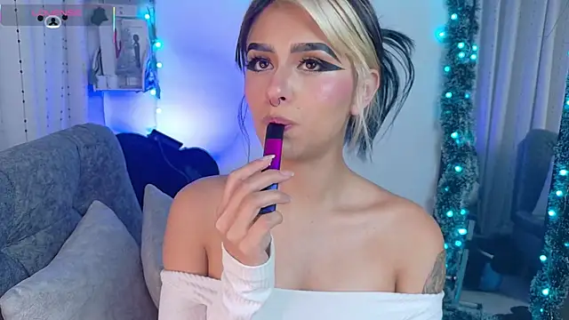 Snapshot of blue_kitten chatting on 12.18.25 blue kitten online show from 12.18.25