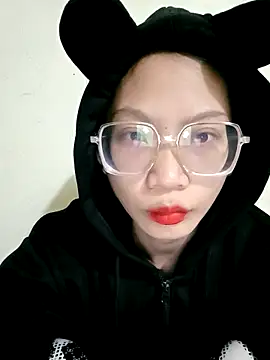 Snapshot of Joywhar chatting on 11.25.25 Joywhar online show from 11.25.25